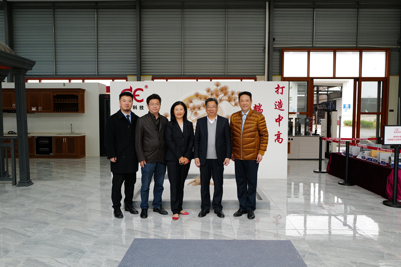 陳剛：貴州鋁廠(chǎng)黨委書(shū)記；中國(guó)鋁業(yè)貴州分公司總經(jīng)理