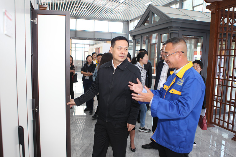 原貴州省委常委、統(tǒng)戰(zhàn)部部長(zhǎng)嚴(yán)朝君一行蒞臨我廠(chǎng)調(diào)研